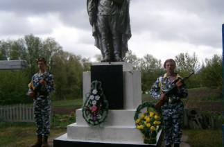 Почесна варта біля пам’ятника загиблим воїнам