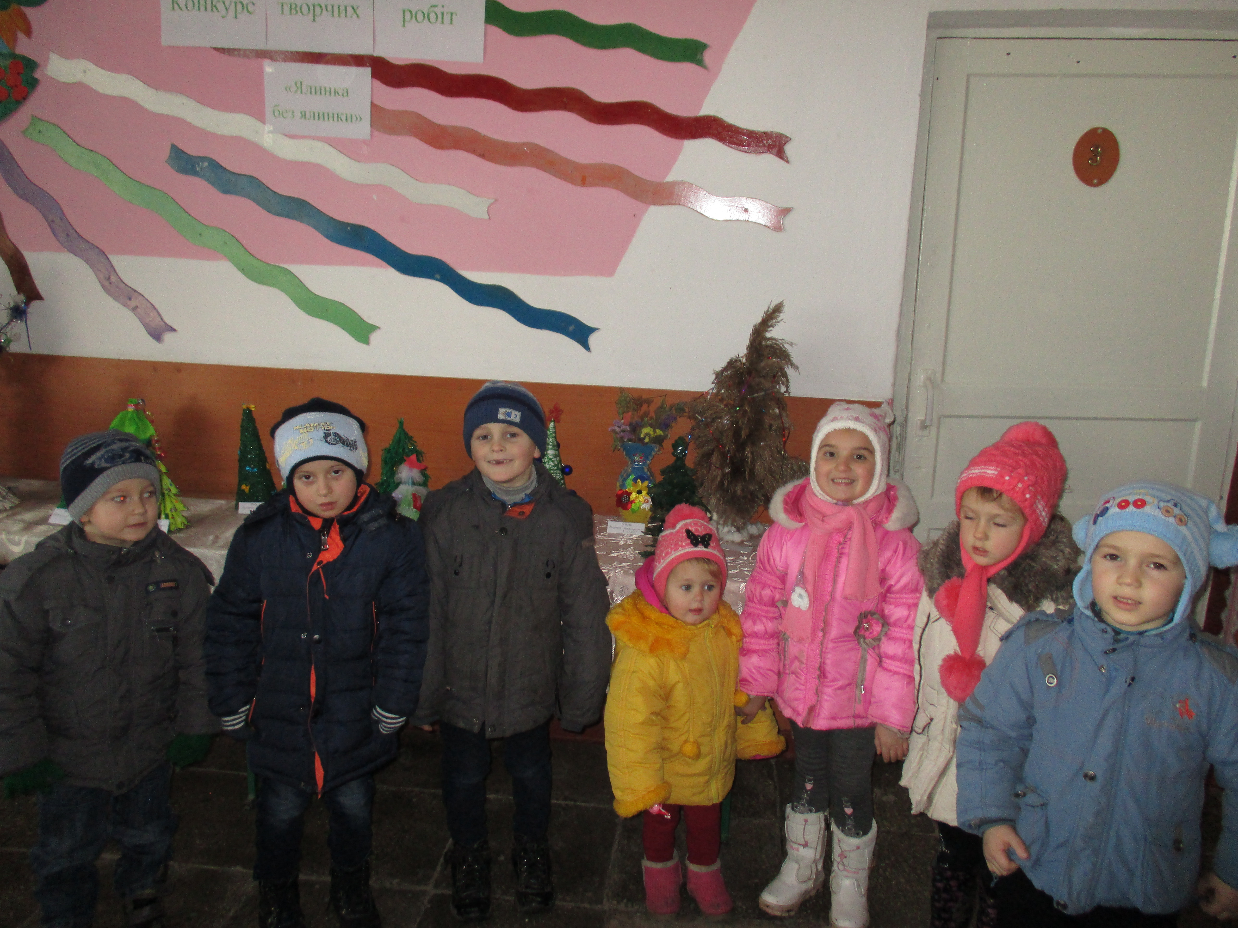 Дітки з дитячого садочка в школі